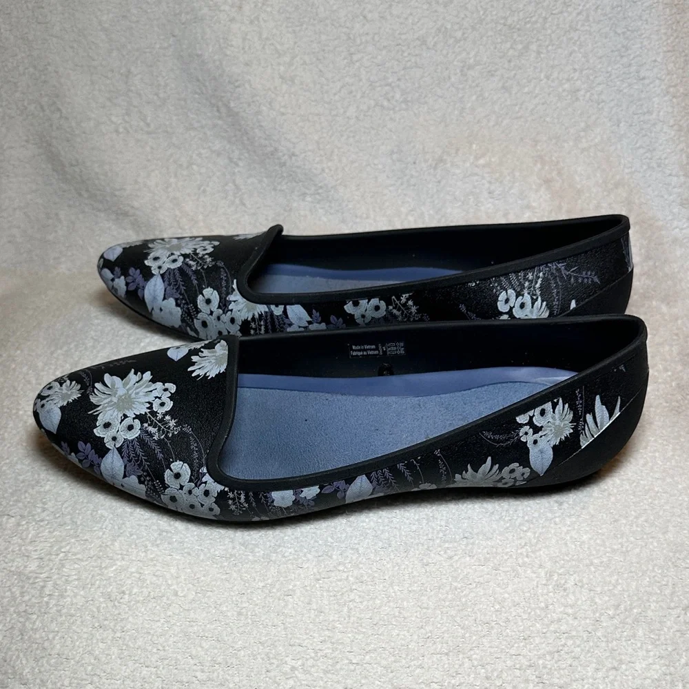 Crocs Eve Ballet Flat Size 8 Black Pointed Toe Floral Lightweight Waterproof